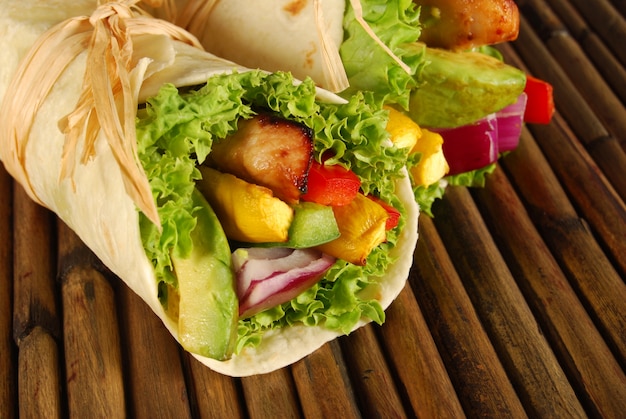 wrap sanduíches de frango na esteira de madeira