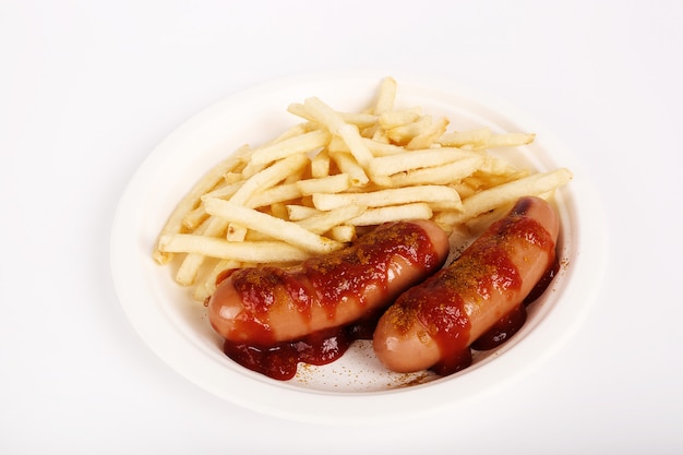 Wurst de caril com molho e batatas fritas