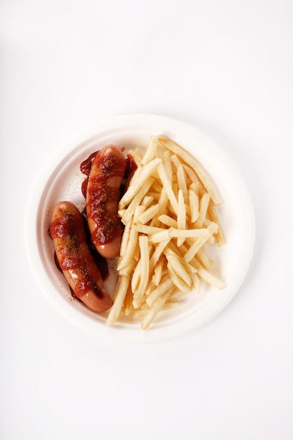 Wurst de caril com molho e batatas fritas