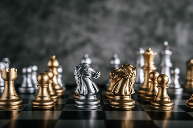 Foto grátis xadrez de ouro e prata no jogo de tabuleiro de xadrez para o conceito de liderança de metáfora de negócios