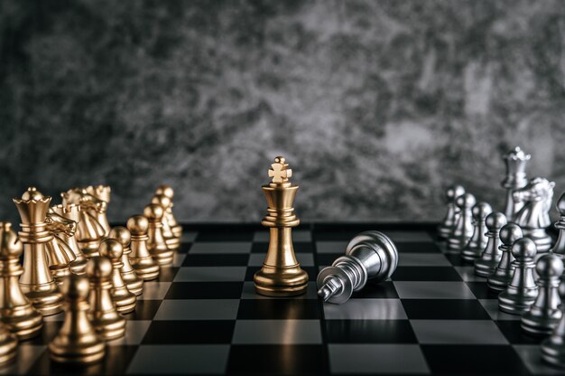 Xadrez de ouro e prata no jogo de tabuleiro de xadrez para o conceito de liderança de metáfora de negócios