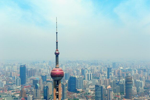 XANGAI, CHINA - 28 DE MAIO: Oriental Pearl Tower sobre o rio em 28 de maio de 2012 em Xangai, China. A torre foi a estrutura mais alta da China, excluindo Taiwan de 1994 a 2007 e o marco de Shangha