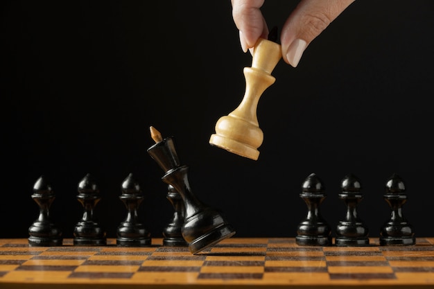 Foto grátis xeque-mate ao rei preto no tabuleiro de xadrez. conceito de sucesso