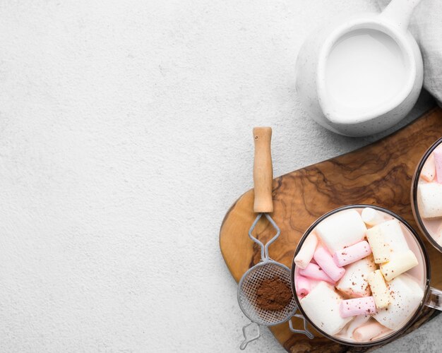 Xícara com bebidas quentes de marshmallow com cópia-espaço