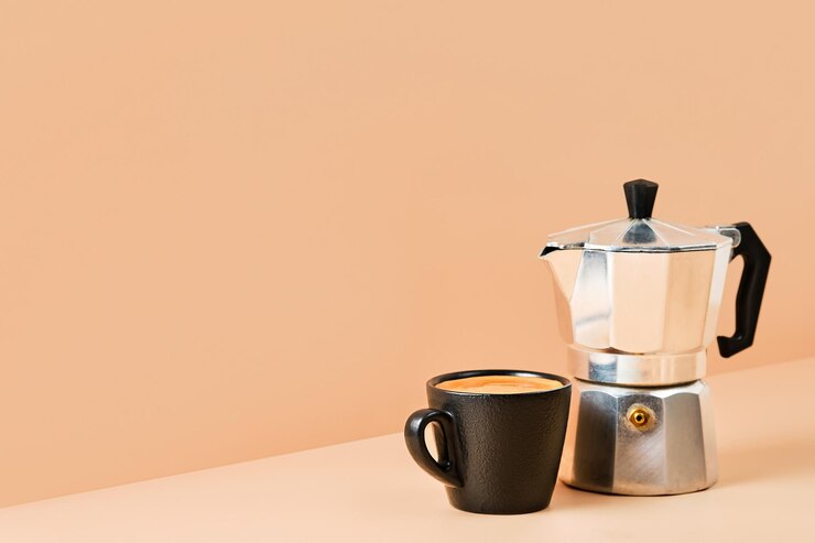 Foto grátis xícara com café expresso e cafeteira em fundo colorido com espaço de cópia de texto. ideia de café estilo italiano para o café da manhã. café com espuma em um copo preto.