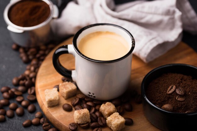 Xícara com café na tábua de madeira