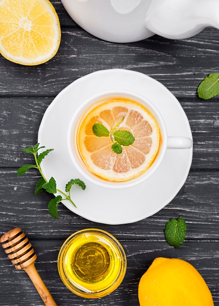 Foto grátis xícara com chá de limão e mel
