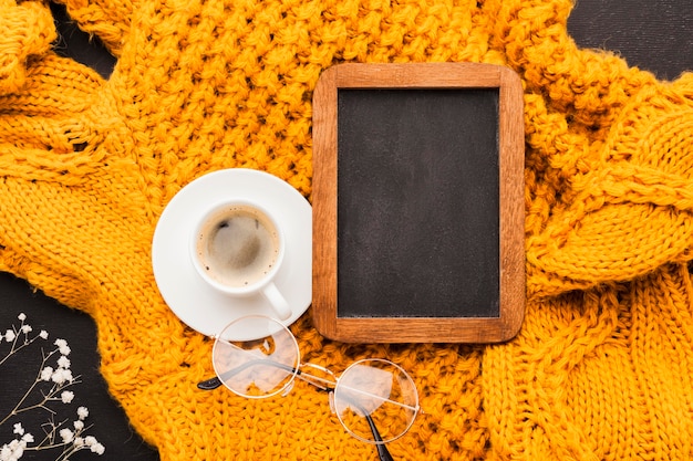 Xícara de café ao lado do quadro