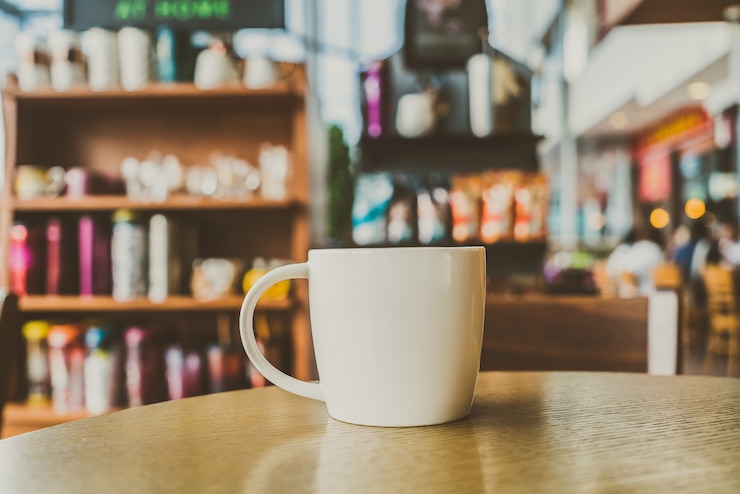 Foto grátis xícara de café branca no café café