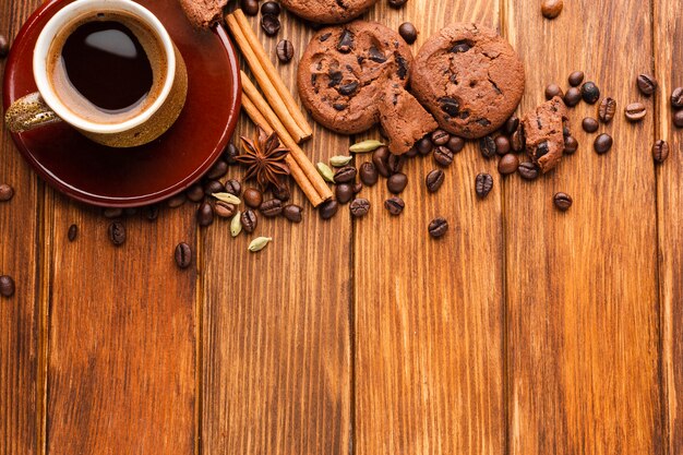Xícara de café com biscoitos e grãos de café