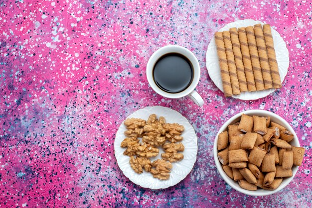 Xícara de café com biscoitos no fundo roxo. Café de biscoito doce