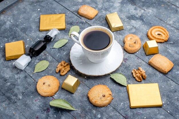 xícara de café com biscoitos nozes em cinza, biscoito biscoito açúcar doce