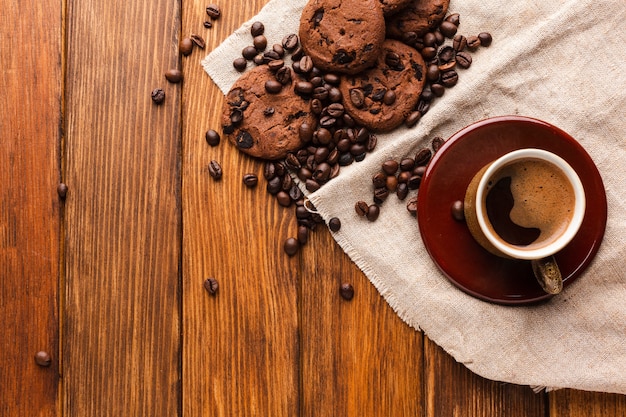 Xícara de café com biscoitos saborosos