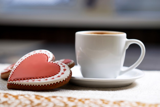 Xícara de café com biscoitos