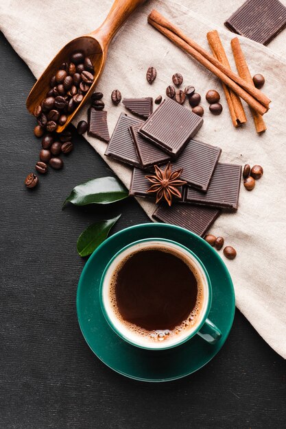 Xícara de café com chocolate em cima da mesa