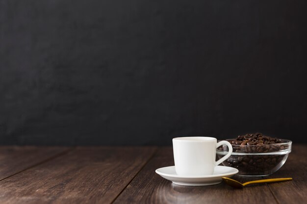 Xícara de café com colher e cópia espaço