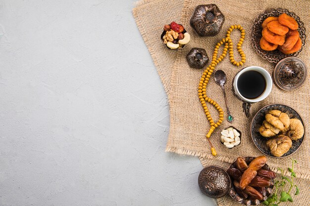 Xícara de café com diferentes frutas secas e nozes