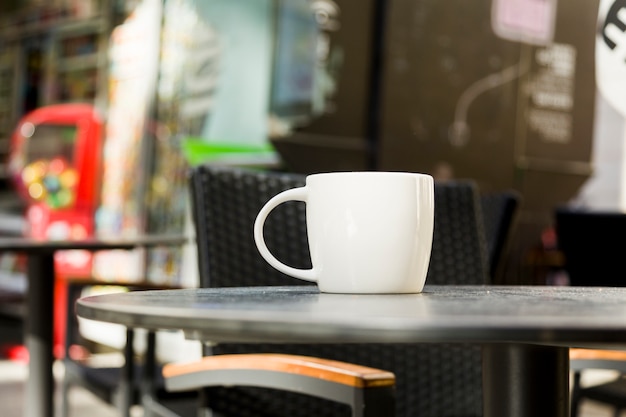 Xícara de café com fundo desfocado