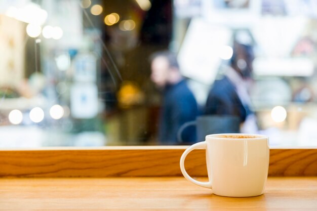 Xícara de café com fundo desfocado