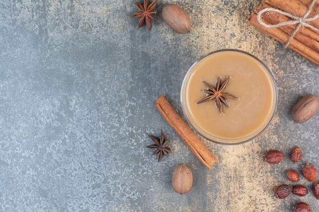 Xícara de café com paus de canela em fundo de mármore. Foto de alta qualidade