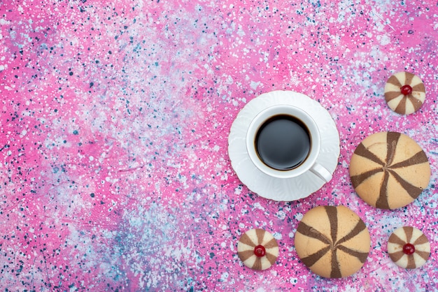 Xícara de café com vista de cima junto com biscoitos de chocolate no fundo colorido biscoito açúcar doce cor