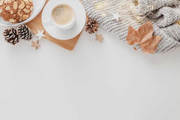 Xícara de café com vista superior e biscoitos com cópia-espaço