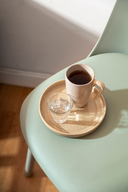 Foto grátis xícara de café de alto ângulo na cadeira
