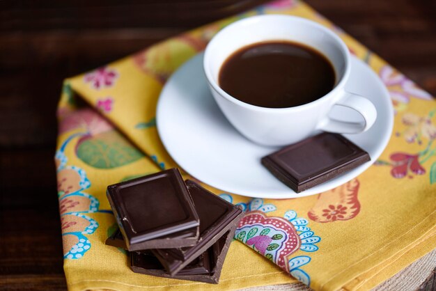 Xícara de café desfocada com chocolate