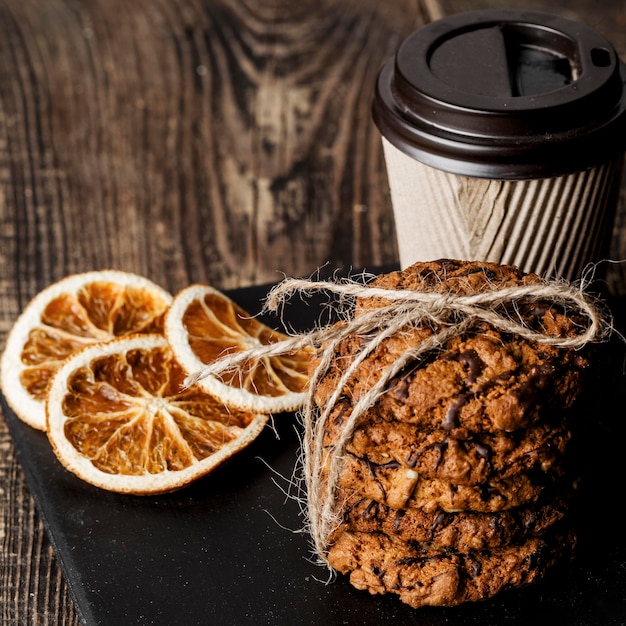 Foto grátis xícara de café e biscoitos deliciosos