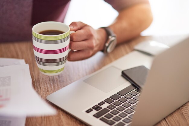 Xícara de café e teclado de computador