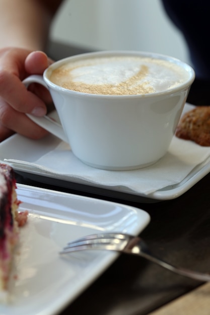 Foto grátis xícara de café em cima da mesa