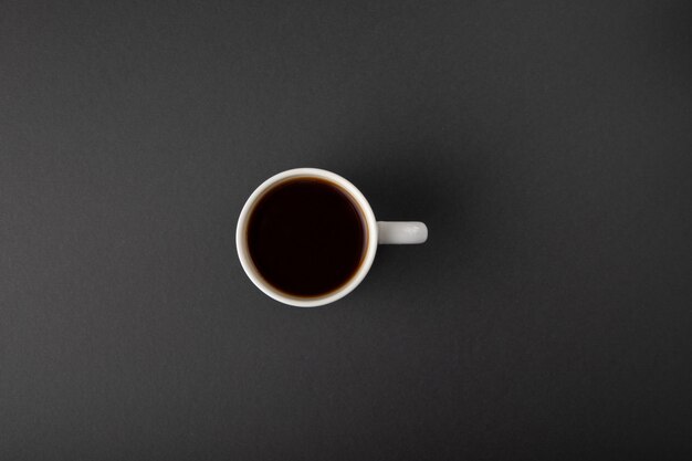 Xícara de café isolada em cinza