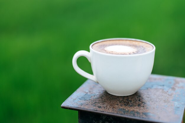 Xícara de café na mesa de madeira