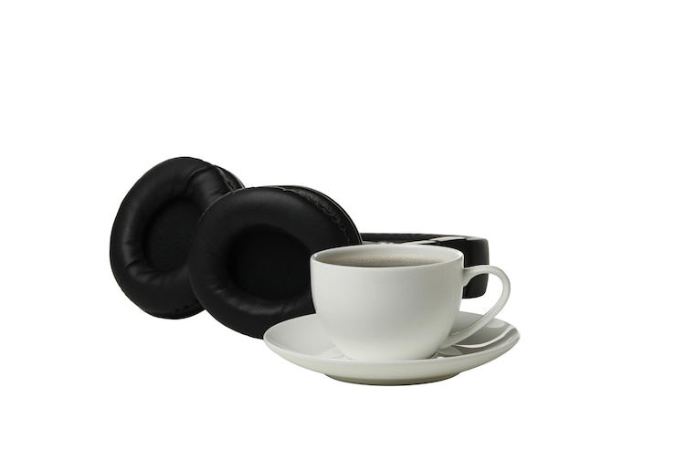 Foto grátis xícara de café pnga com fones de ouvido isolados em fundo branco