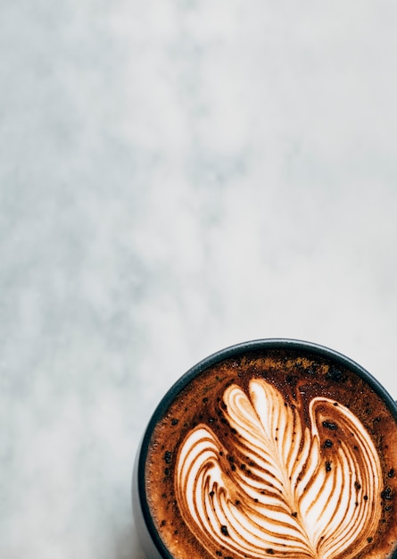 Xícara de café quente em uma mesa