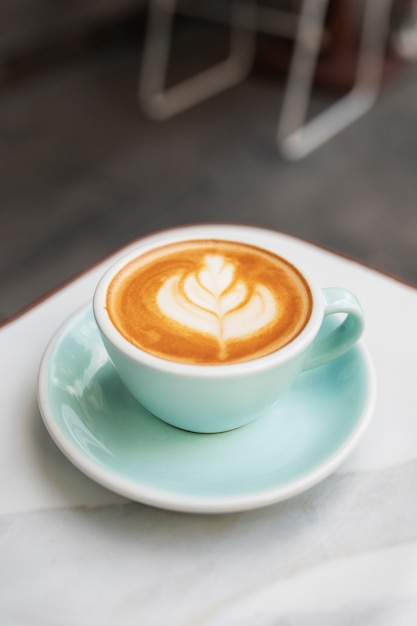 Xícara de café saborosa no terraço alto ângulo