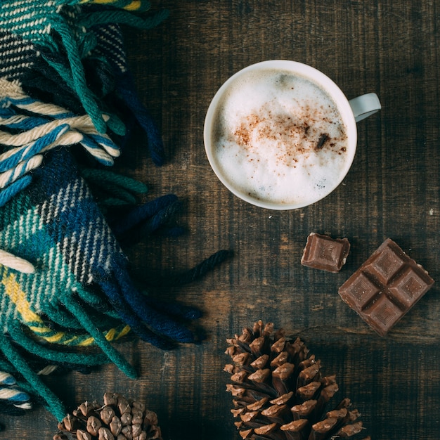Foto grátis xícara de café vista superior com chocolate