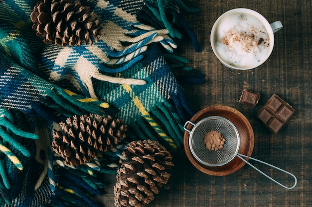 Xícara de café vista superior com chocolate