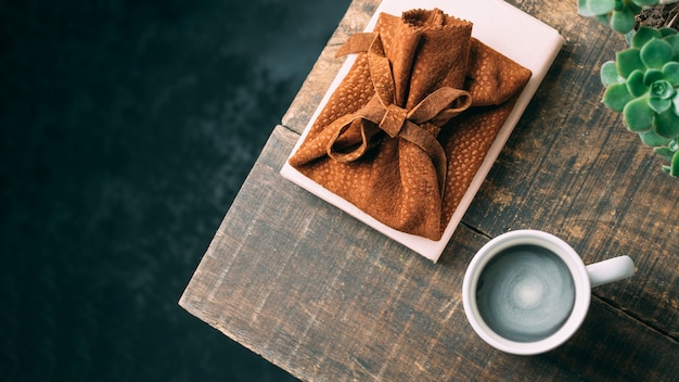 Xícara de café vista superior na mesa de madeira