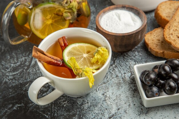 Xícara de chá com azeitonas e pão na superfície leve café da manhã de vista frontal