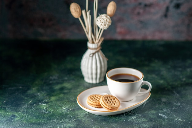 xícara de chá com bolachas doces em um prato branco na superfície escura cerimônia da cor do café da manhã foto da manhã pão copo bebida de vista frontal