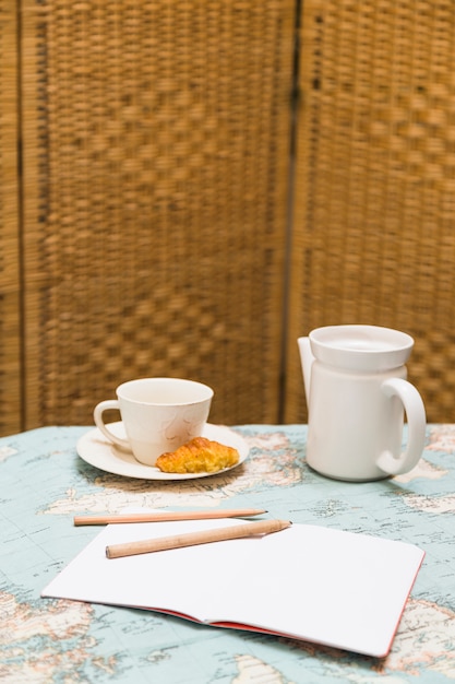 Foto grátis xícara de chá com elementos de bule e café da manhã