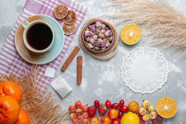 Xícara de chá com frutas na mesa branca com vista de cima