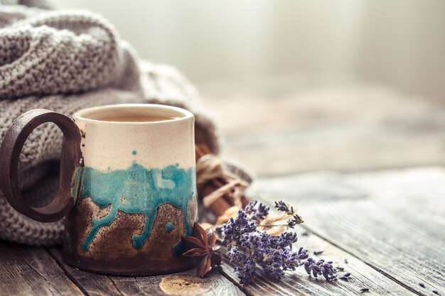 xícara de chá com um suéter