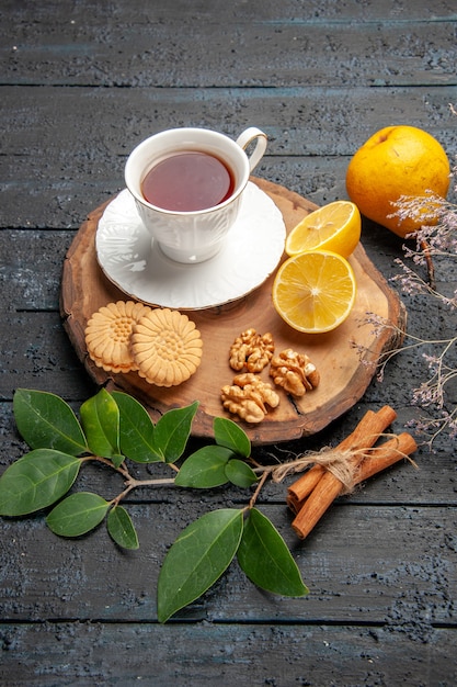 Xícara de chá com vista de cima, frutas e biscoitos, biscoito doce e açúcar