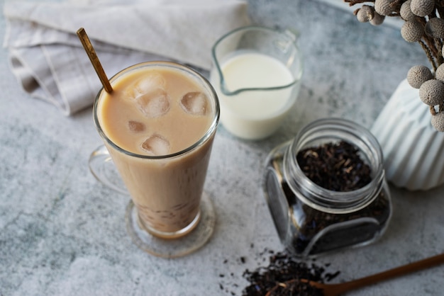 Foto grátis xícara de chá de bolha deliciosa de alto ângulo