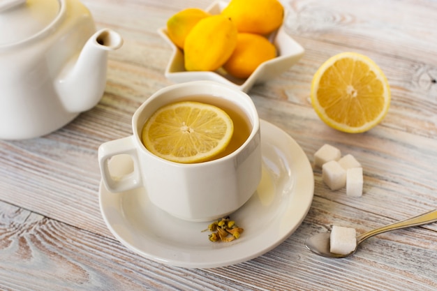 Xícara de chá de close-up com uma fatia de limão