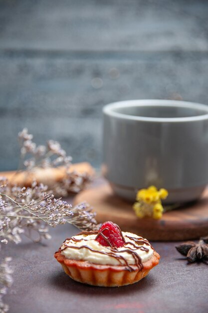 Xícara de chá de frente com bolo delicioso no fundo escuro bolo de chá torta doce biscoito biscoito