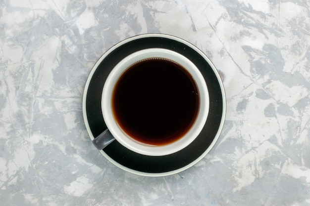 Xícara de chá de vista superior dentro da xícara e prato na superfície branca clara
