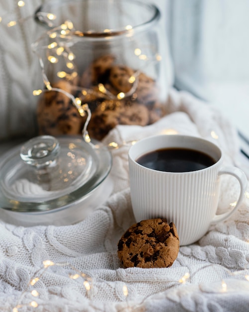 Foto grátis xícara de chá e biscoitos